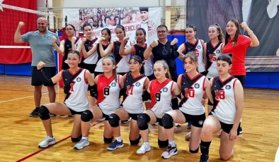 Çeşme Belediyespor Kız Voleybol Takımları Liderlik Yolunda