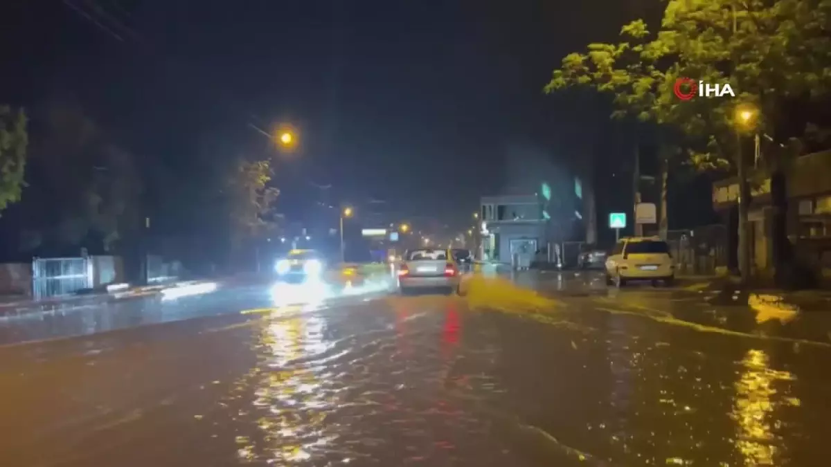 Hatay’da Şiddetli Yağışlar Caddeleri Göle Döndürdü