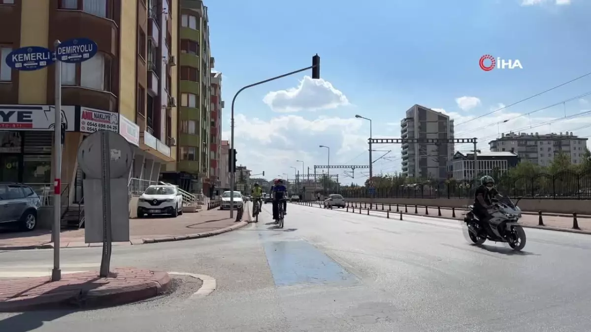 Konyalı Bisikletseverler Farkındalık İçin Mavi Brandalarla Eylem Yaptı