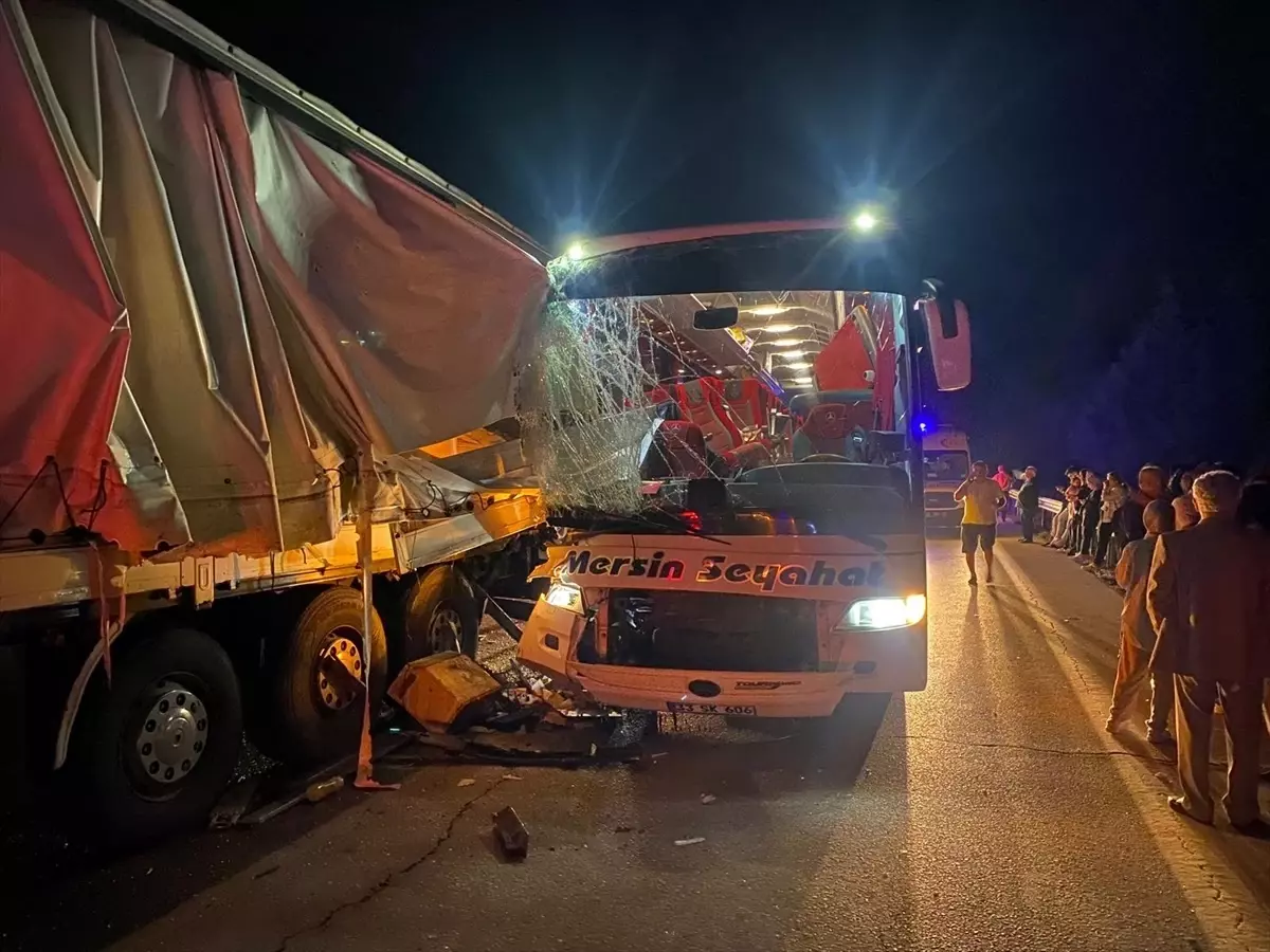 Pozantı’da Otobüs-Tır Kazası: 3 Yaralı