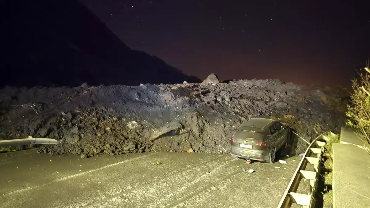 Artvin’de Heyelan: Karadeniz Sahil Yolu Ulaşıma Kapandı