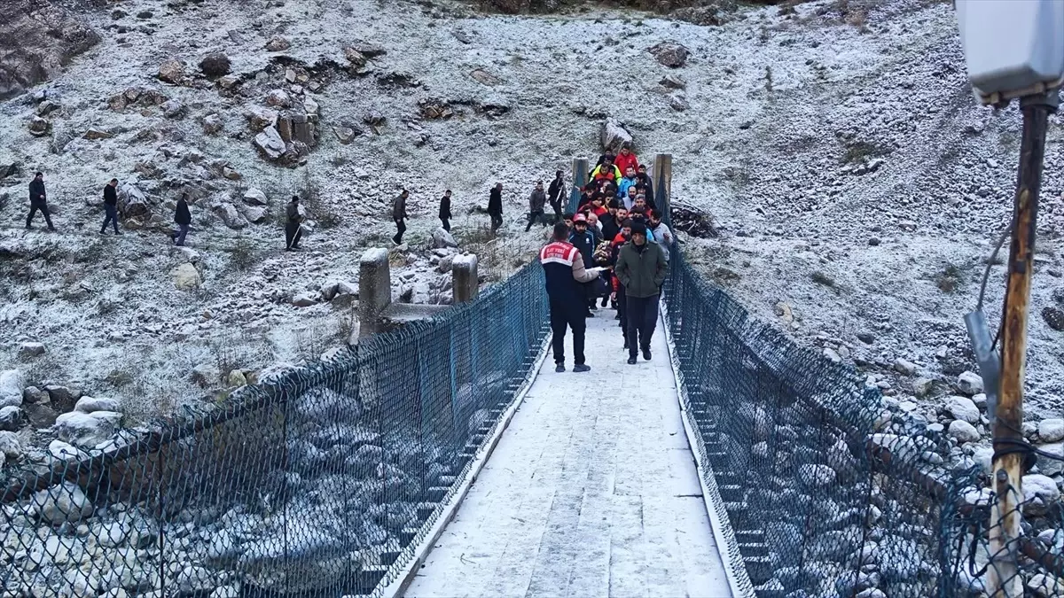 Hakkari’de Kayalıkta Düşen Genç Hayatını Kaybetti